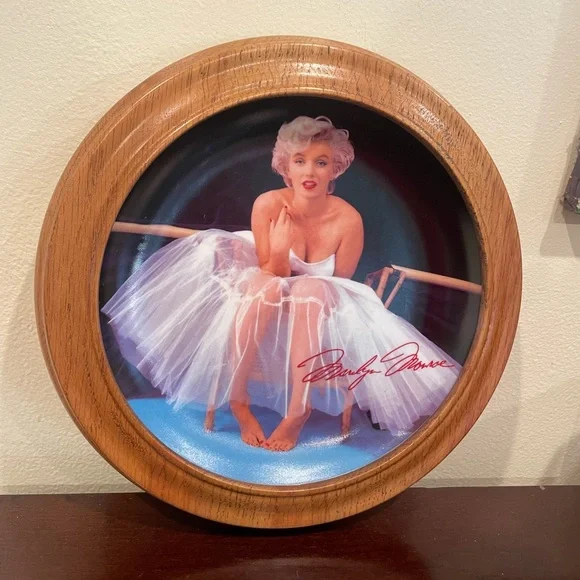 Marilyn Monroe Vintage Decorative Plate with Wooden Frame - Picture 7 of 12